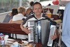 Kazik gra melancholijną melodię